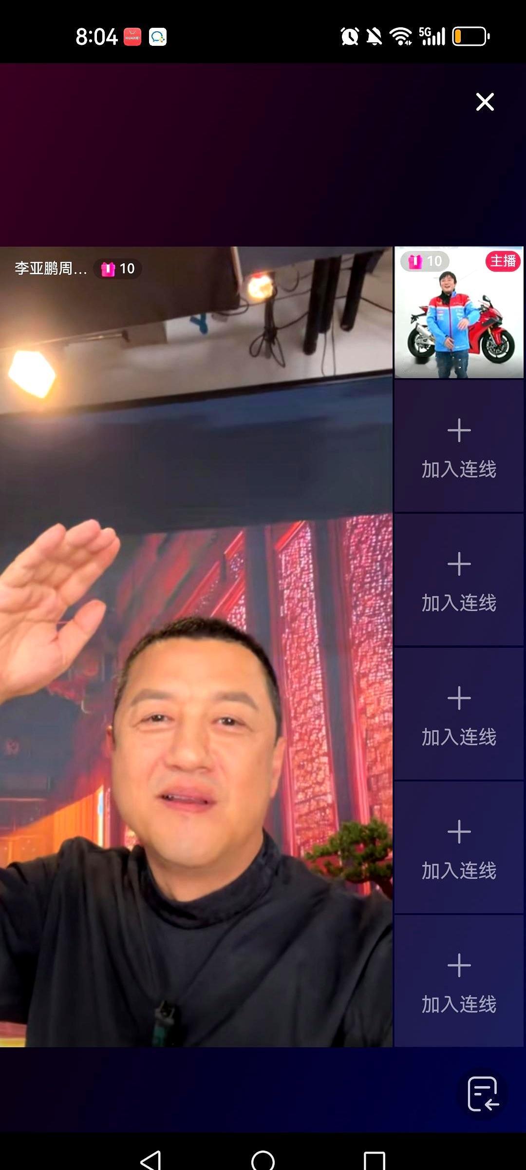 湖南农村出来的张雪，彻底火了！他个子不高，采访时还得悄悄踮脚。可就是这个