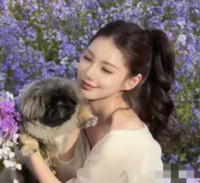 马小梅刚回北京就穿着薄薄的吊带和纱衣站在紫色的花丛中，她手里拿的防晒霜，她将防晒