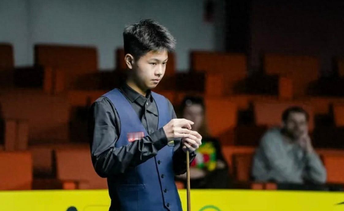 斯诺克国际锦标赛首个比赛日，凭外卡身份获得参赛资格的中国14岁小将王信仲一日两胜