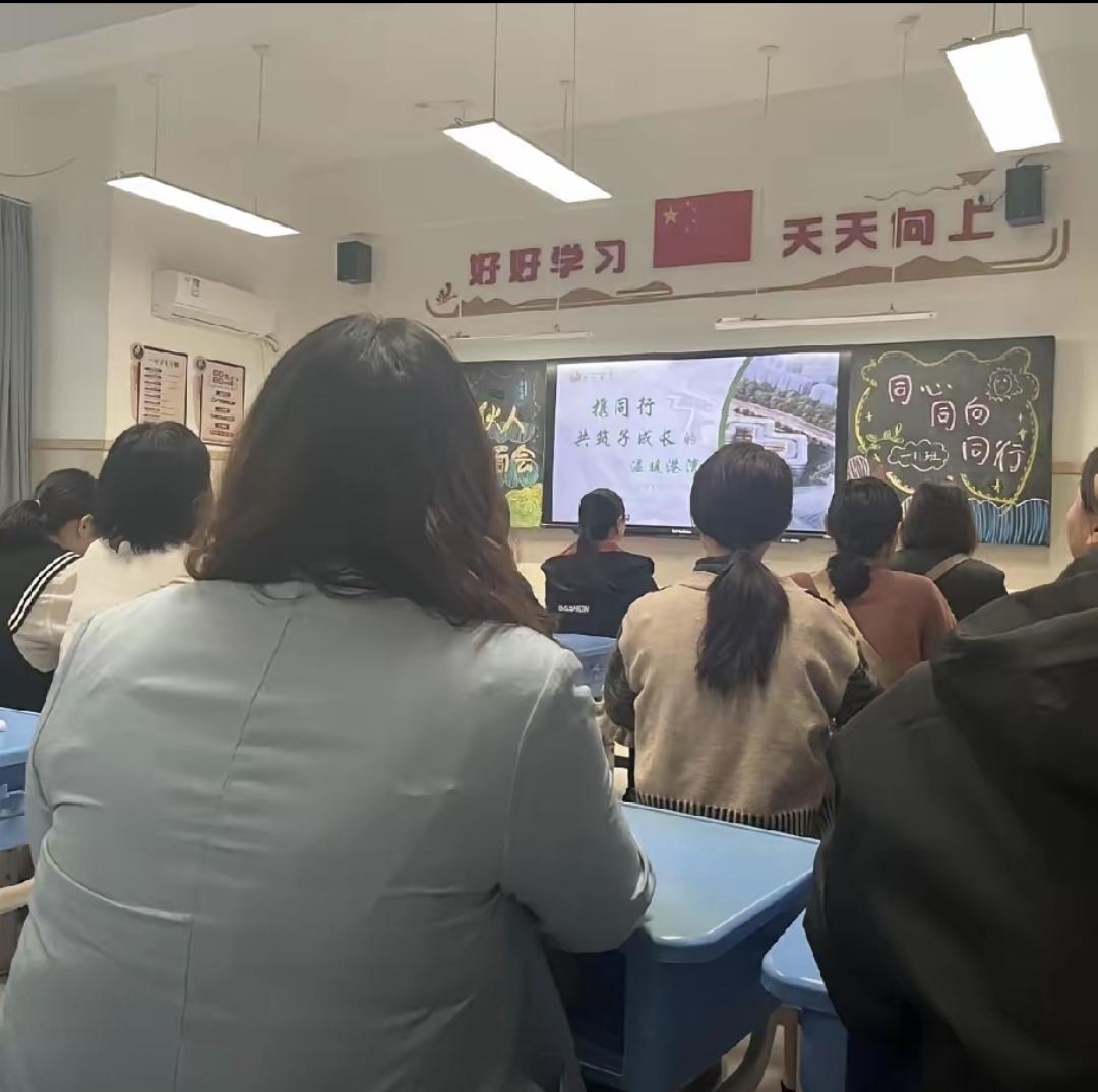 前天去女儿家长会，教室里坐的全是年轻妈妈，连爷爷奶奶都少见。老师那边更夸张，三十