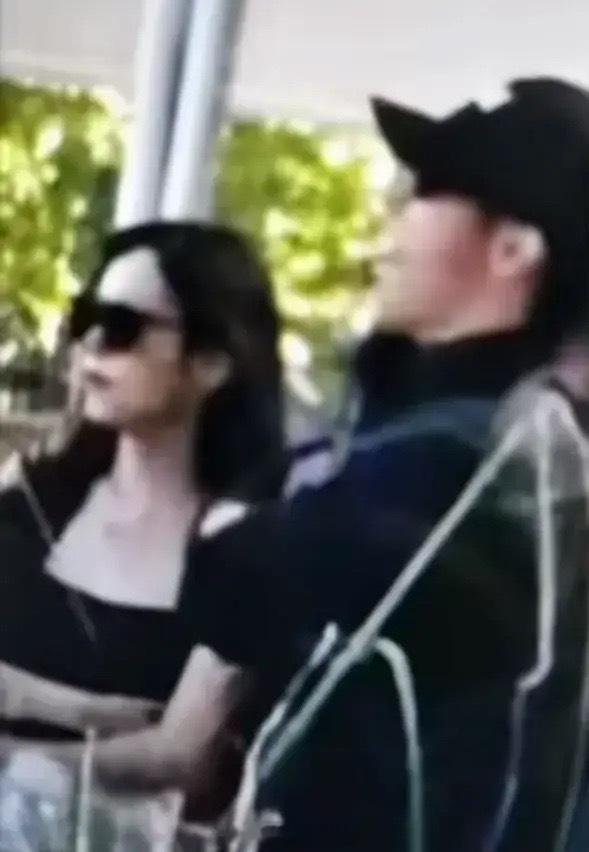 黄景瑜疑带女友回家神似迪丽热巴金晨实惨当工具人节目中狂搞暧昧