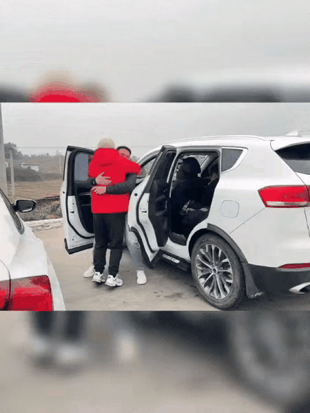 “这样的兄弟情，令人泪目！”湖南，哥哥开车回家过年，途中经过弟弟家，弟弟专门驾车