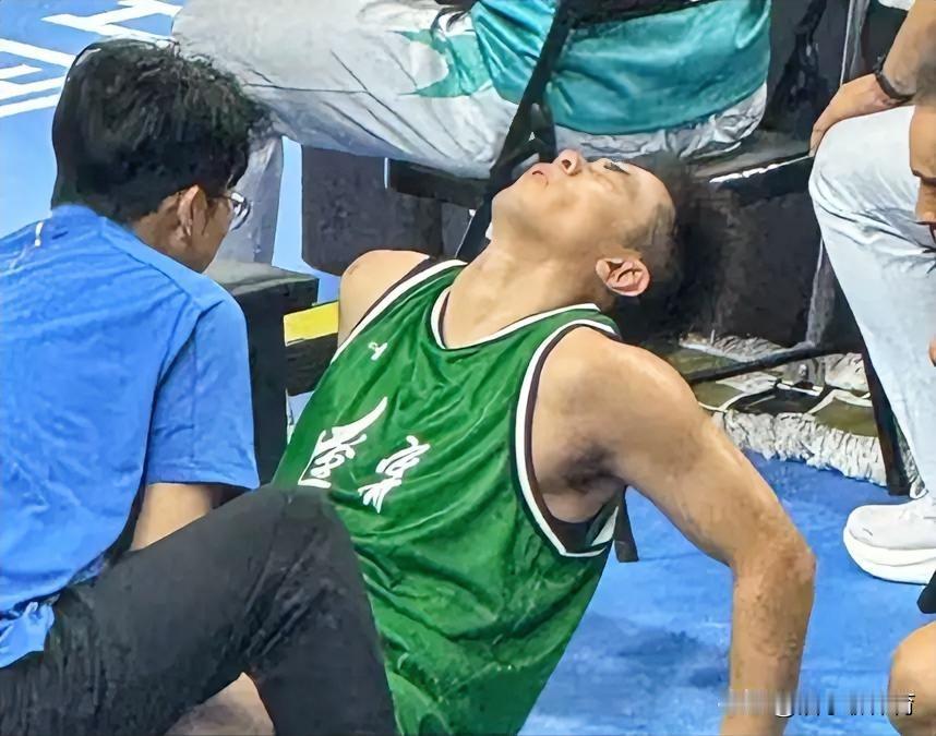 这才是辽宁队输球的真正原因。赵继伟受伤离场，高诗岩独木难支，虽然小高状态很好，