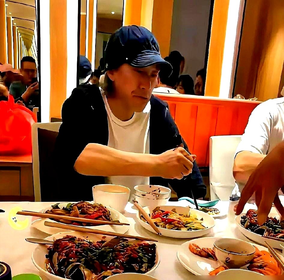 “没什么是不可能的。”周星驰憋了半天，对着刘嘉玲吐出这句话。刘嘉玲当众逼问星爷，能不能跟梁朝伟合体拍