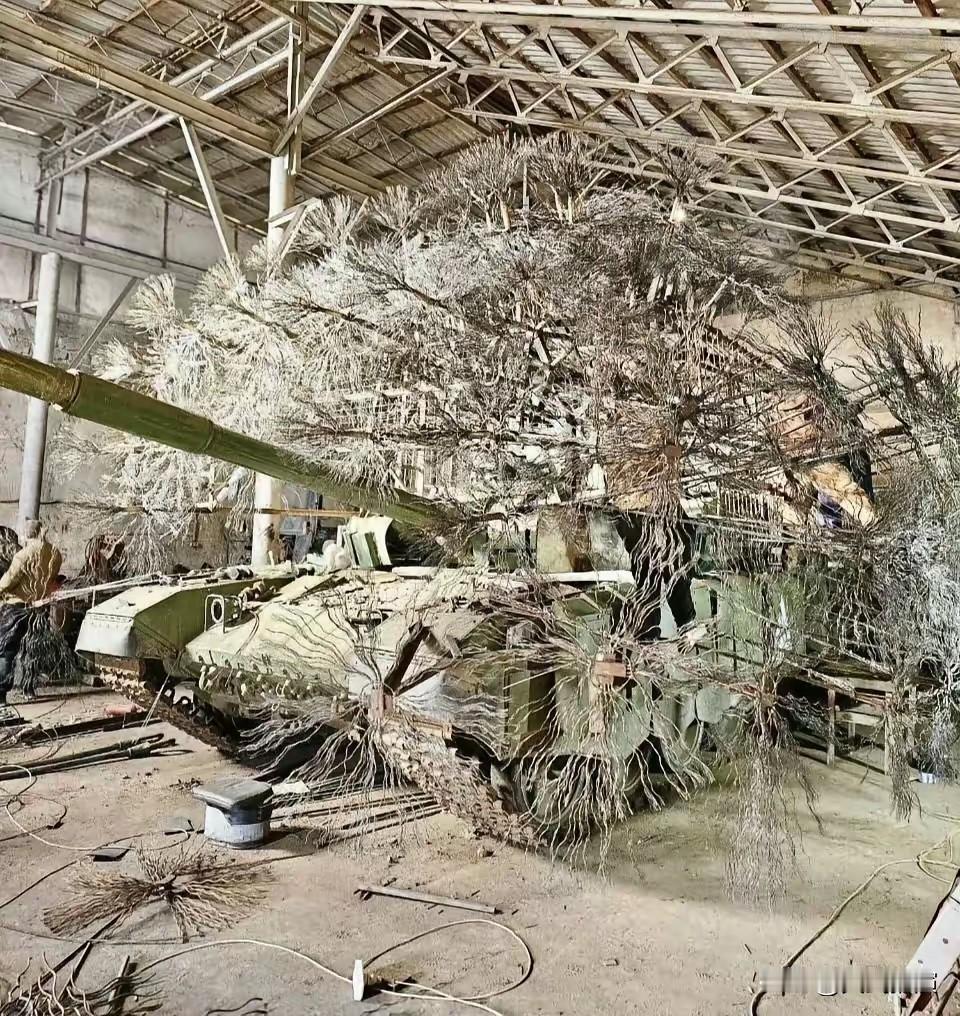 俄军改装的一辆T-90M主战坦克，防无人机能力还是不错的。要想摧毁它，需要数量众