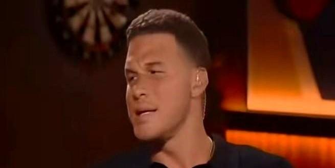 年薪几千万，球场上却像在散步。队友拼到抽筋，他倒好，三分不投，防守不跟，转身就