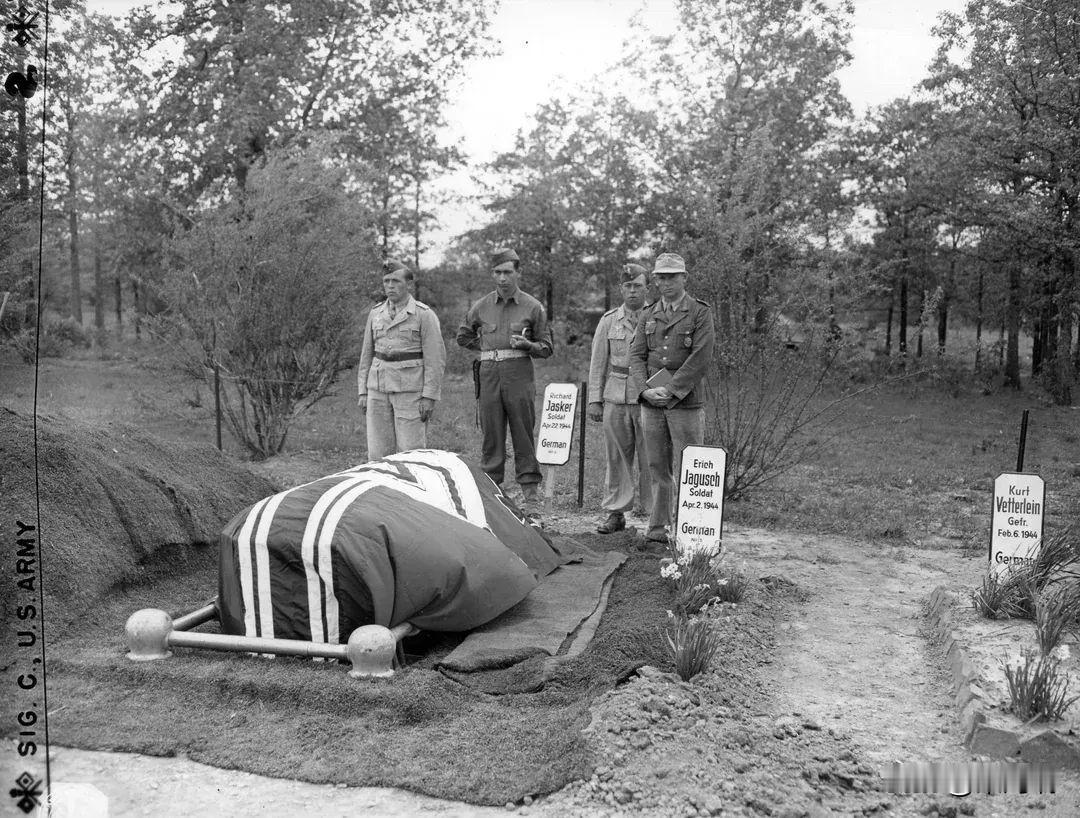 这张照片记录了1944年4月24日，在美国阿肯色州的约瑟夫·T·罗宾逊军营（Ca
