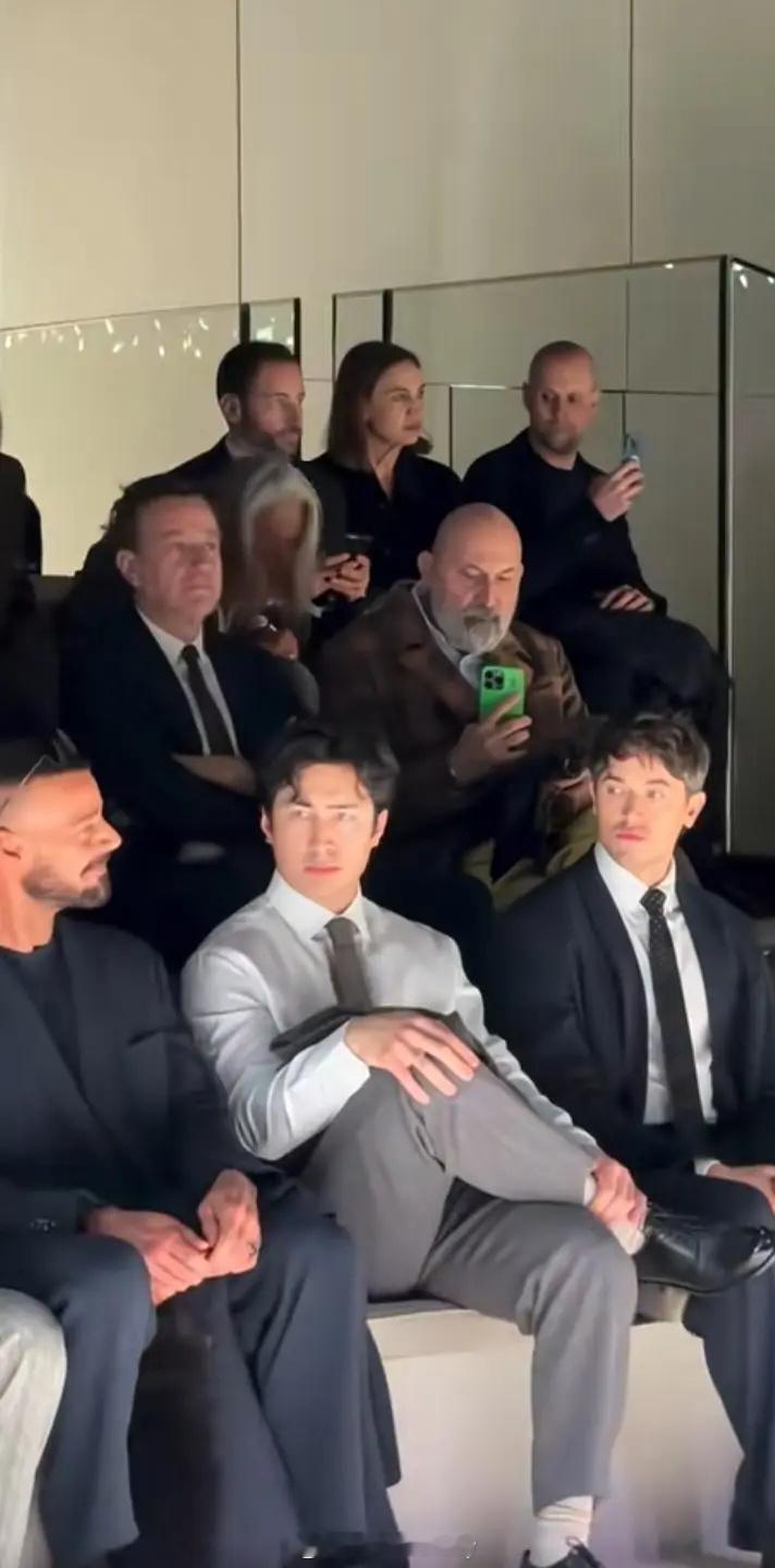 看不懂这个看秀姿势何意味