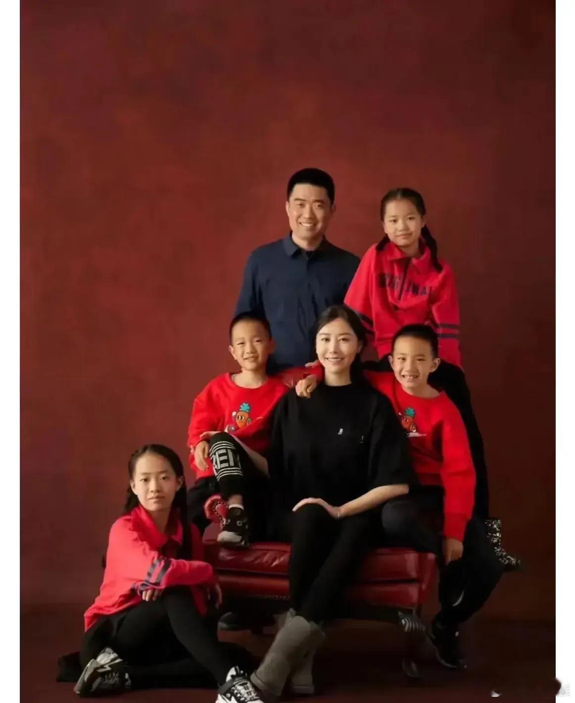 李想老婆身材理想CEO李想老婆的颜值和身材完全不输当红女明星。7月20日，苏超徐
