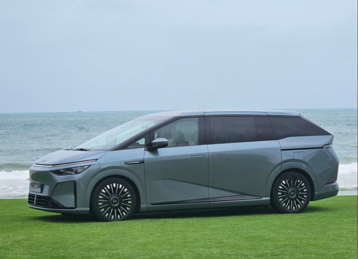 小鹏汽车首款增程车型X9超级增程正式上市，共推出Max和Ultra两个版本，售价