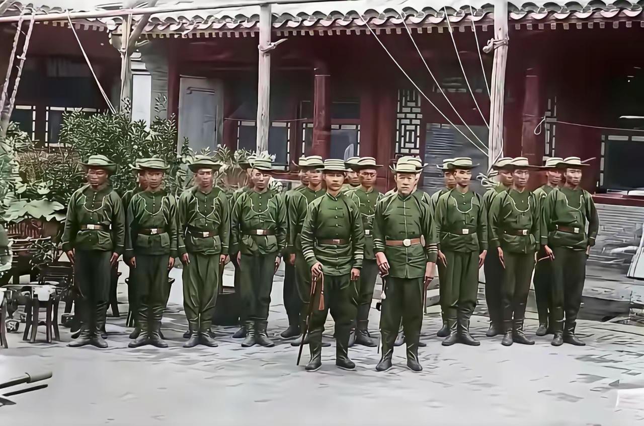 李鸿章的卫队，其实就是他府邸的私兵。这让人联想到他麾下那支有名的淮军。淮军是李鸿
