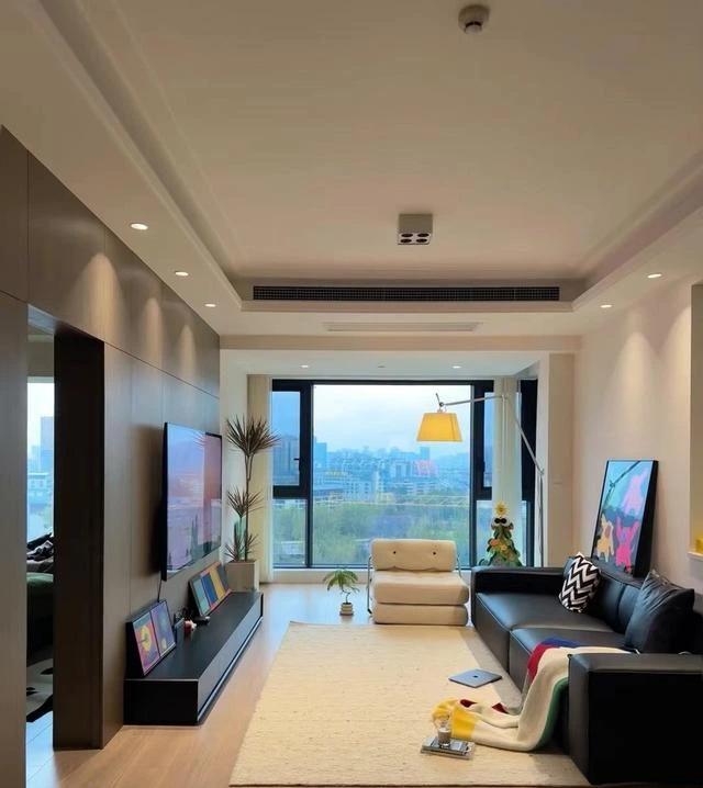 小区里刚发生的真事儿，看得人心里堵得慌！40岁的张姐二婚，当年因为不能生育