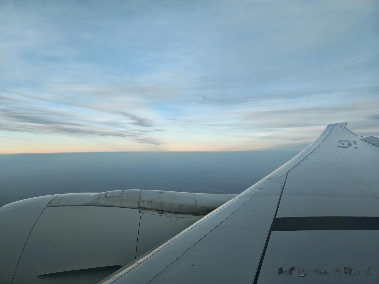 又是出发前往北京的一天。看看飞机票好贵啊，经济舱（2000多）窗外的风景变了