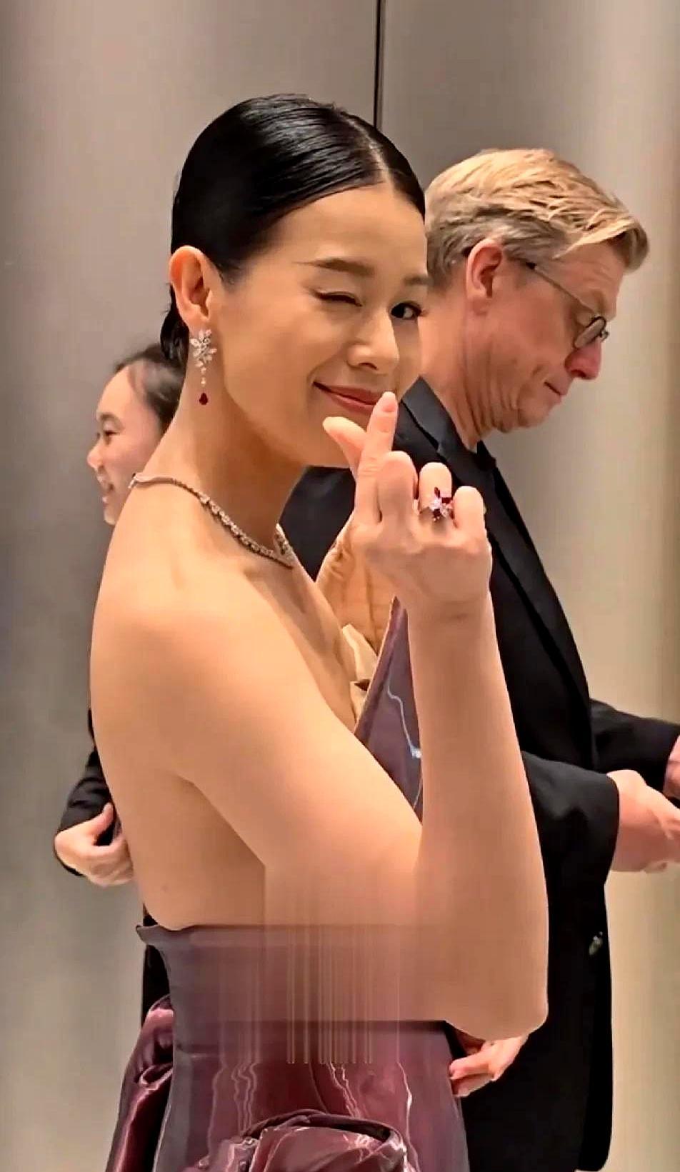 当年被嘲“史上最丑港姐”的胡杏儿，现在赢麻了。19岁拿港姐季军出道，因为婴