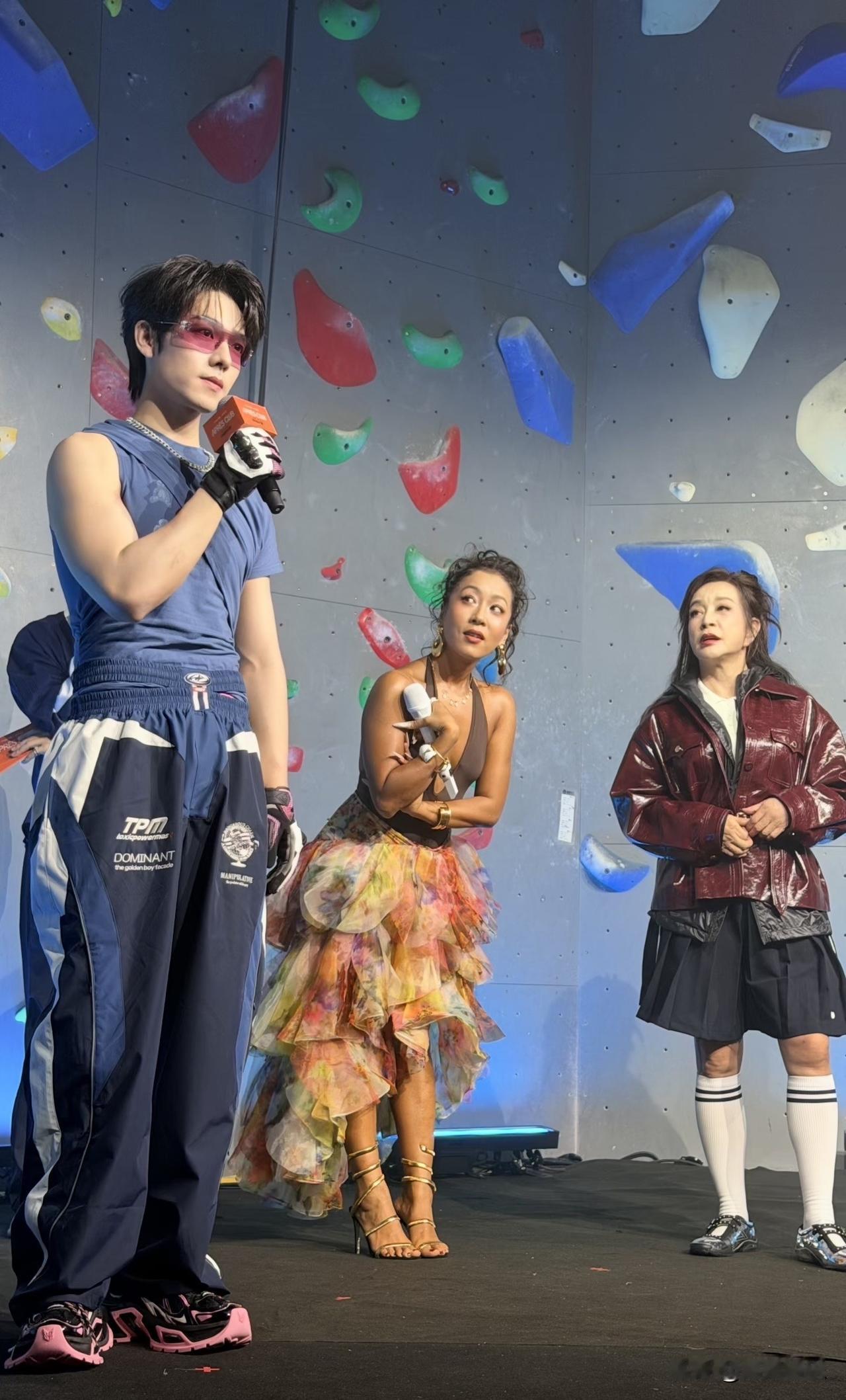 完球，被奶奶盯上了！奶奶的眼睛都直了，下一步霸道总裁爱上80的我就你小子演了！