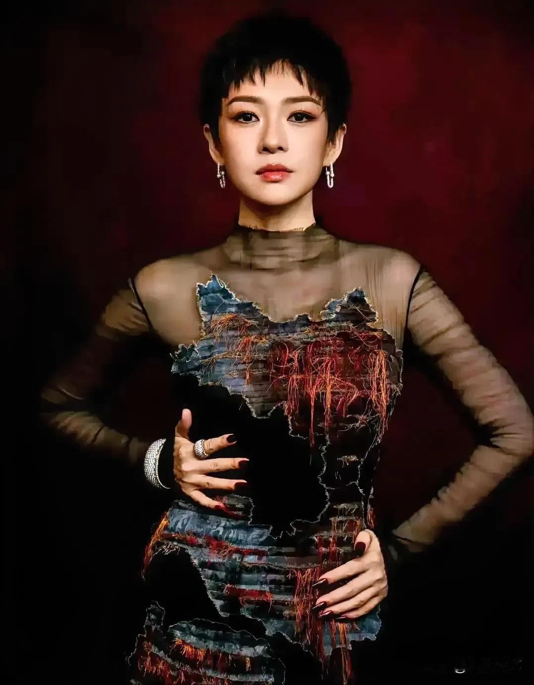 女子本弱，为母则刚。离婚女人章子怡的短发造型，不仅仅是为了某电影的拍摄，更是对