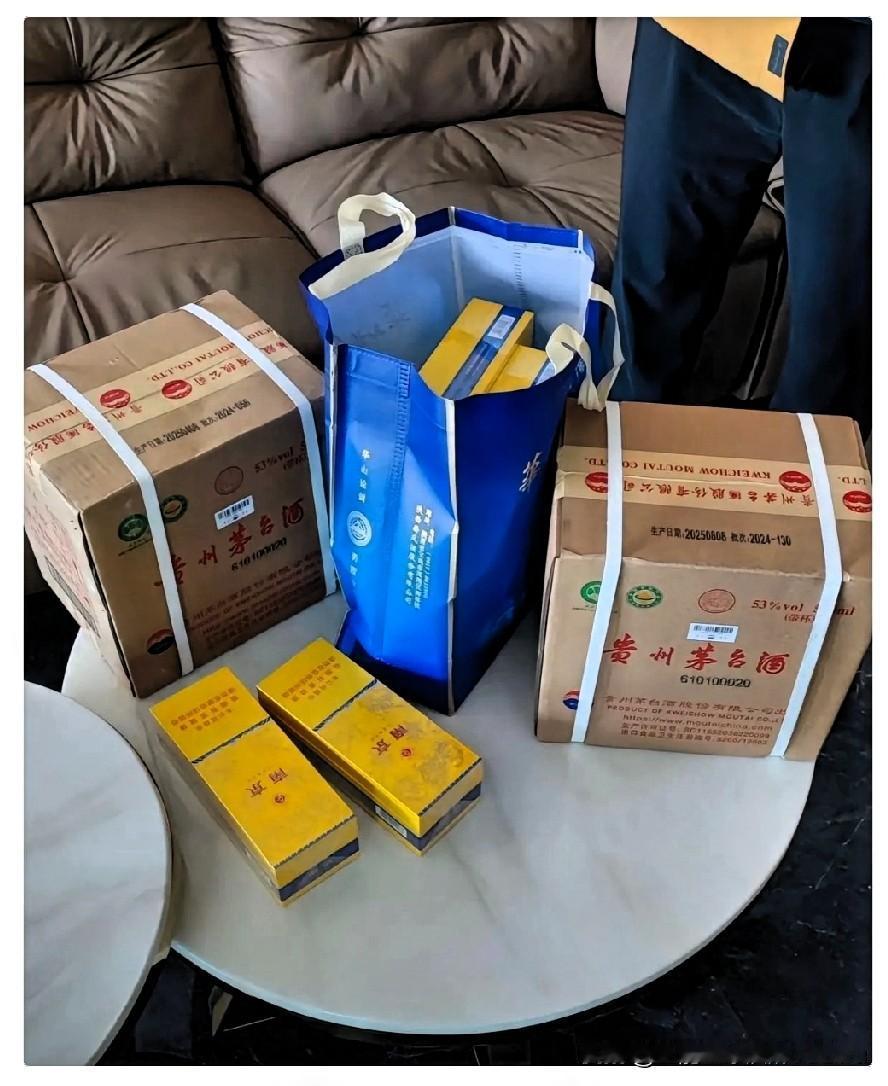 中秋，大侄女连夜从南京赶回娘家。一路开车跑了好几个小时，到家都深夜了，后备箱一掀