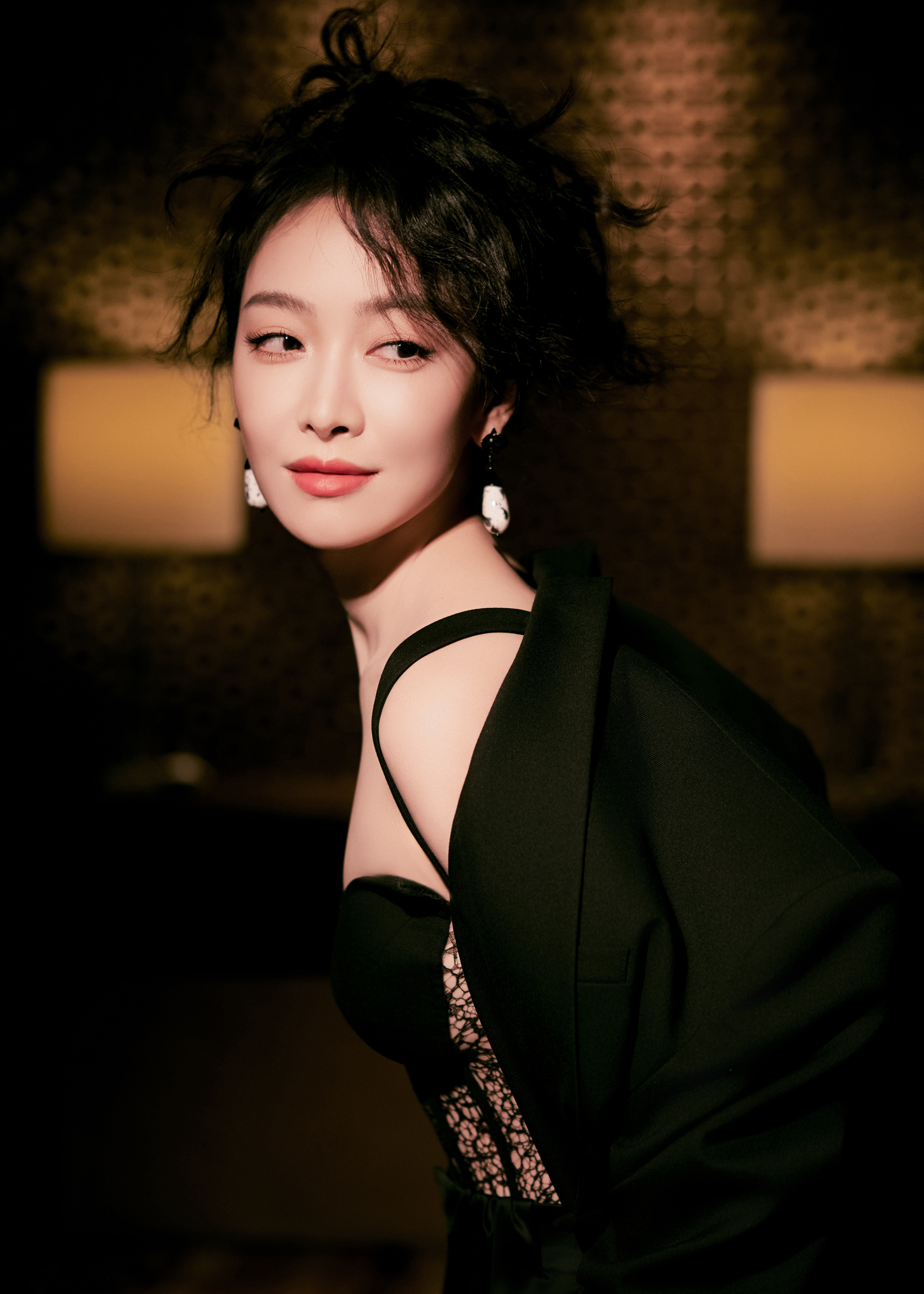 宋茜宽肩西装裹着蕾丝腰封，黑裙曳地时，冷艳里裹着三分漫不经心。