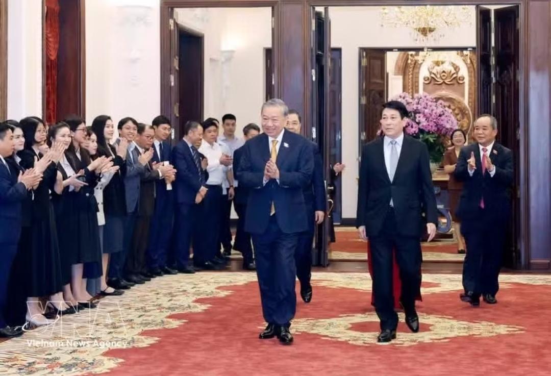 微妙的一幕，全场只有梁强一个人没有鼓掌！苏林走访看望越南主席办公室全体人员，