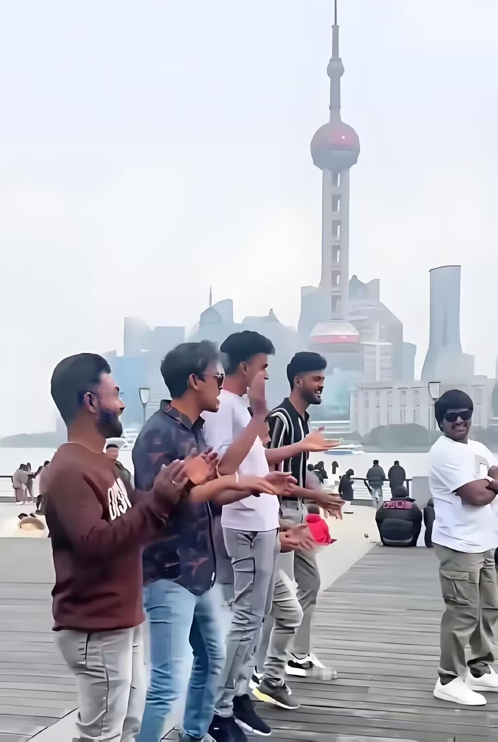 你发现没有，现如今有些印度人来中国的所作所为，简直没把咱们的规矩和尊严放在眼里，