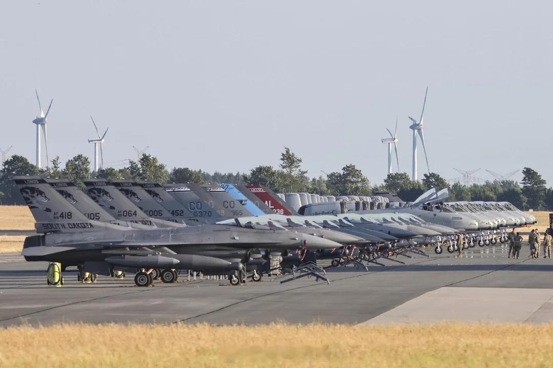 烽火问鼎计划整装待发的F-16和A-10战斗机​​​