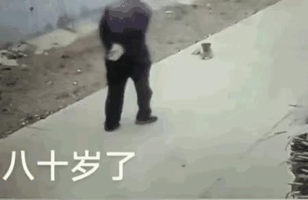 小狗趴在路边，这位老太太非要踢上一脚，结果自己摔倒了，这就是因果报应。坐在地上