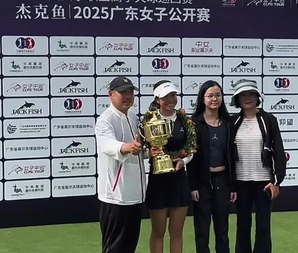 刘国梁的两个女儿文武双全，真的优秀！大女儿刘宇婕，小名赢赢，三岁起练习高尔夫