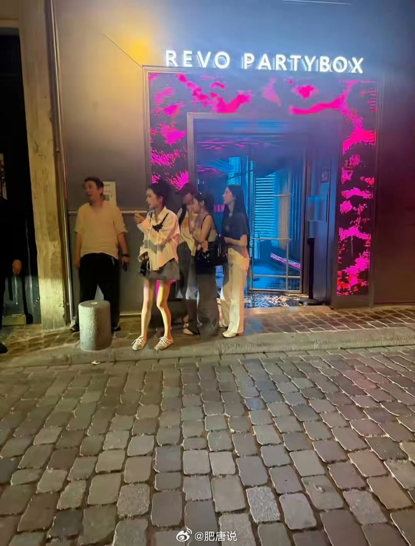 法国街头偶遇📸王思聪外出K歌游玩被多位女生环绕，玩到疲惫靠墙，一脸生无可恋满脸