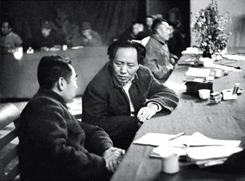 建国后毛泽东一次在与陈毅的谈话时问到：1949年10月，各大区都由司令员担任军政