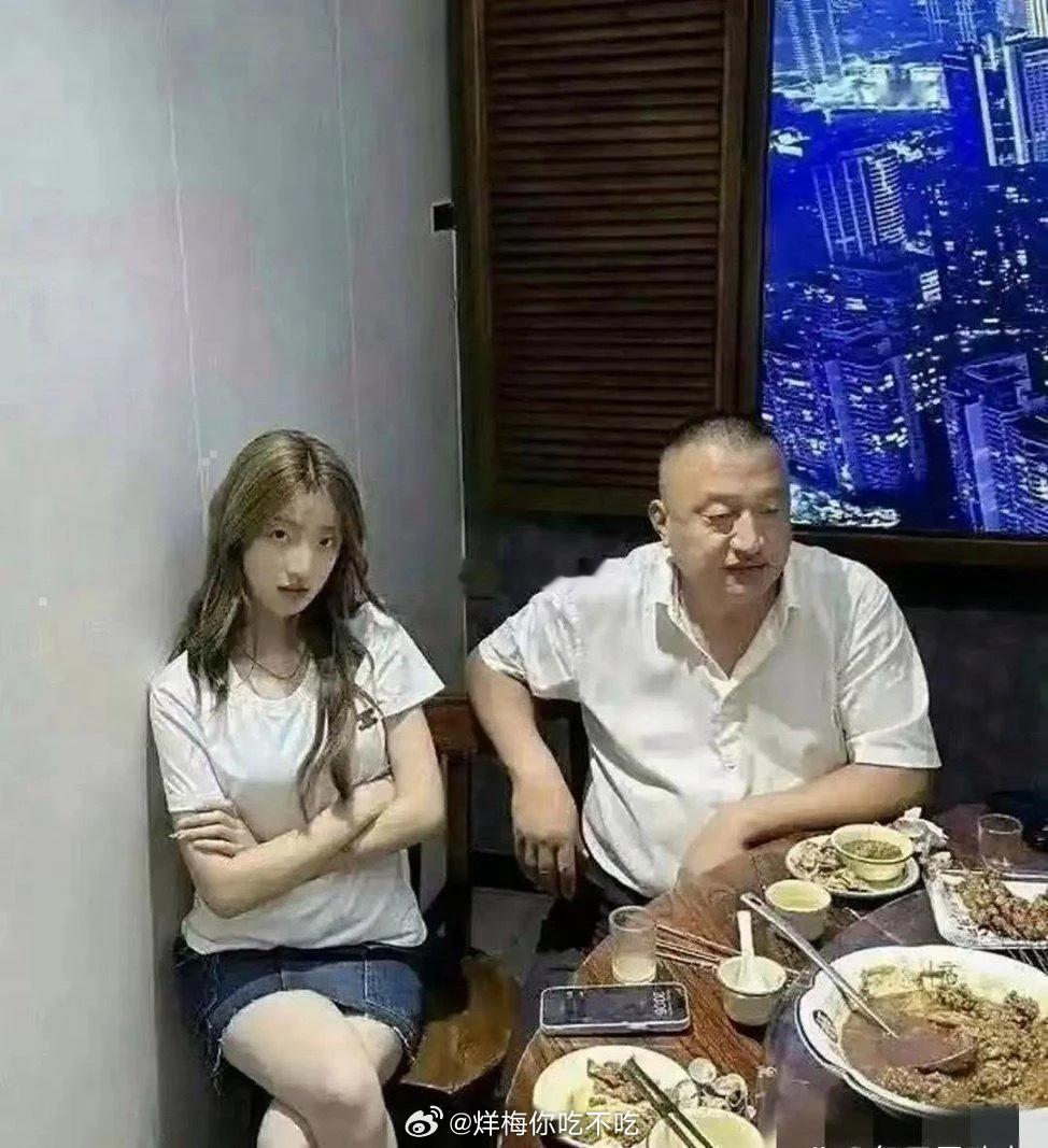 基因的强大，父女俩简直一模一样​​​