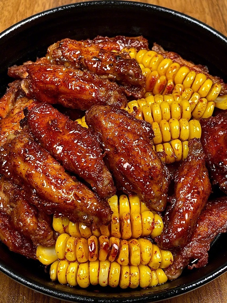 超好吃的脆皮椒盐鸡翅玉米！！鸡翅外酥里嫩，入味爆汁！玉米焦香，孜然味浓郁！香喷喷
