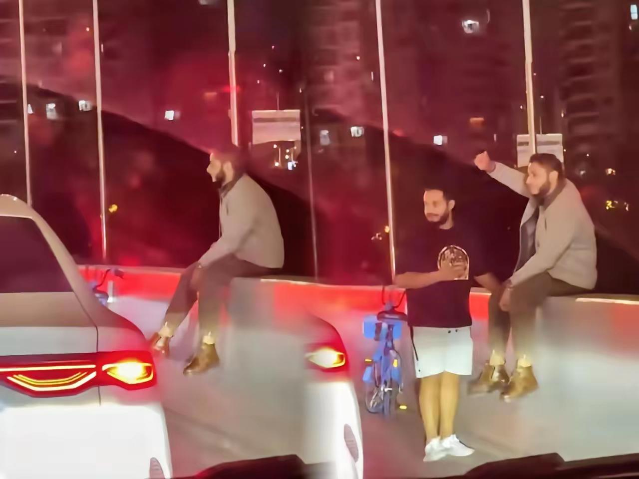 “滚回自己的国家！”上海高架上这一幕，真是让人看了火大。​俩外国人骑着共享