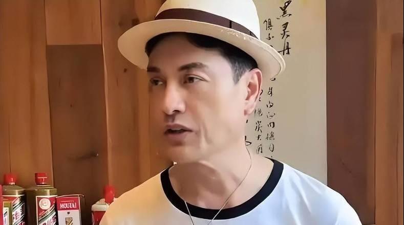 别再瞎猜吕良伟打了什么天价抗老针了！他家保姆无意间漏了底，这哥们儿能把70岁硬生