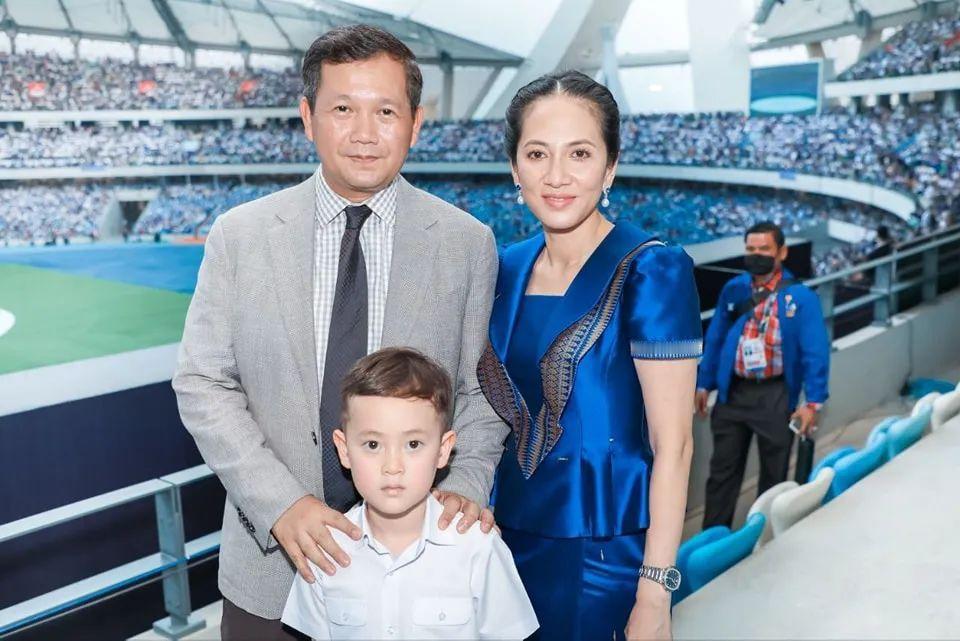 洪马内儿子长得浓眉大眼挺好看的，小小的他气场十足，他两个大姐姐还没有他霸气呢。