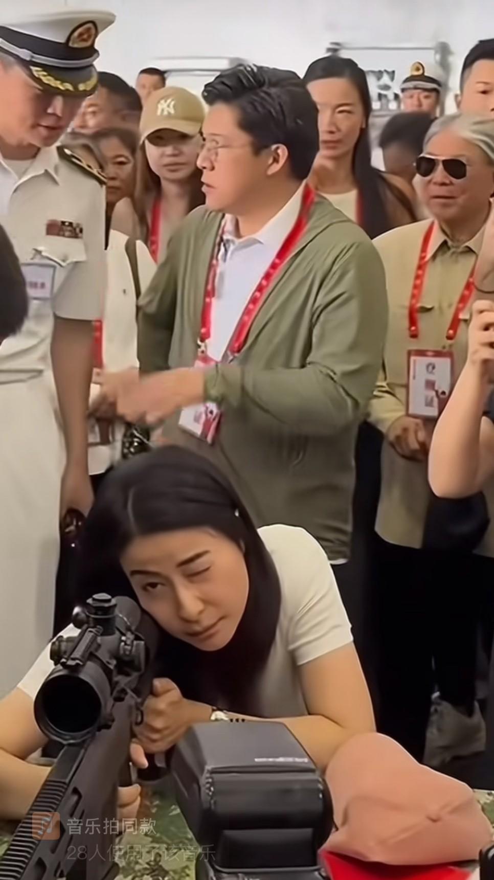 霍英东：山东舰来香港了，我想登舰队去看看，我保证就逛逛看看不说话，儿媳妇你
