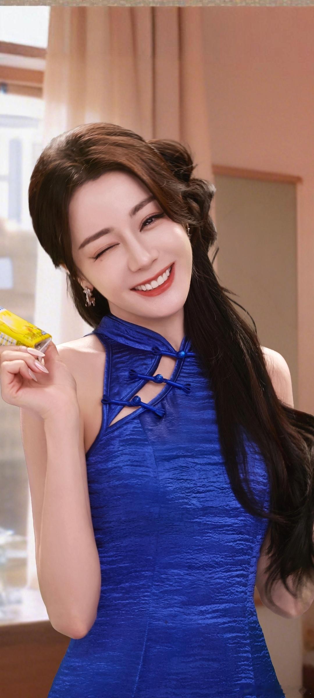 迪丽热巴最新物料：安慕希马年春节新图🧧