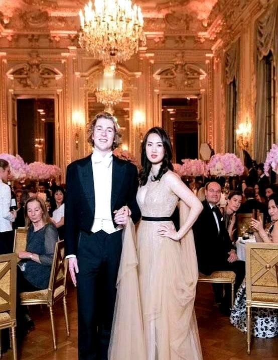 我终于想通了，为什么放着几千亿不继承的姚安娜，非要去当个“笨拙”的演员。她不是