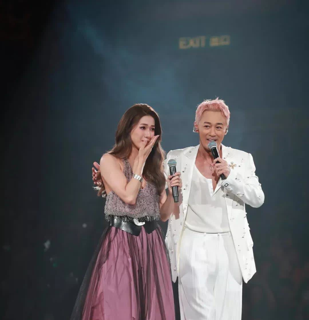 林峰开演唱会变成了cp聚会，佩服他老婆，所以不要找明星老公。[笑着哭]林峰现场