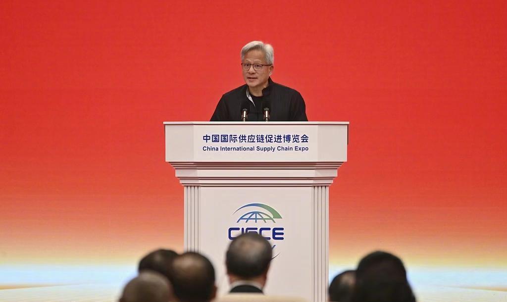 穿着唐装的黄仁勋中英文发言，信息量巨大。包括英伟达生态、想买小米汽车以及中国人工