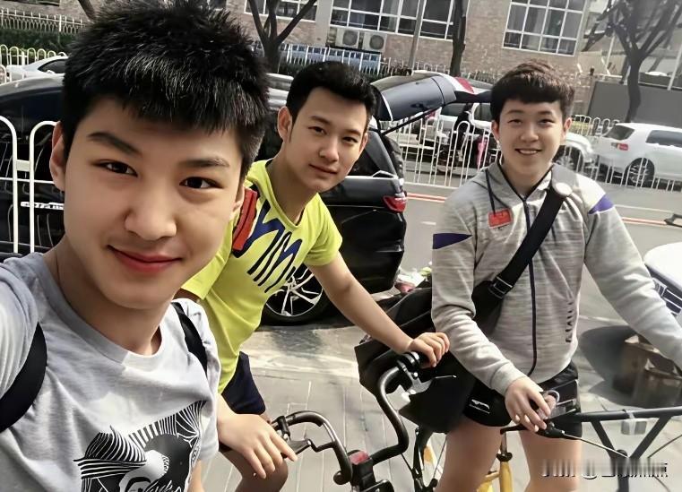 中国乒乓球队的三位高颜值帅哥，王楚钦和薛飞的面孔早已为球迷所熟知。中间那位引人