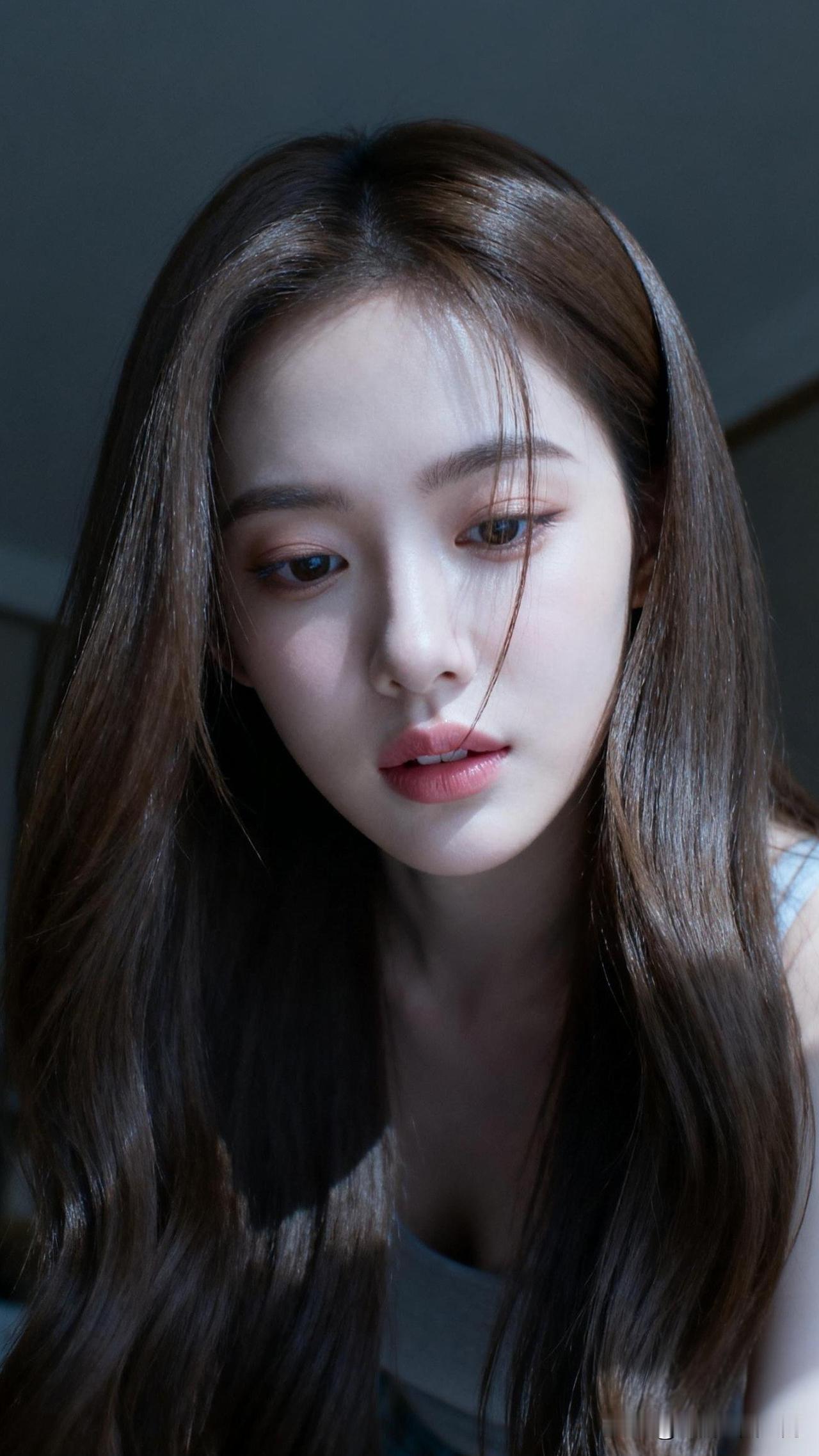 看到“沉思的少女，柔和的光影，宁静的氛围，忧郁的女孩注视着手机思考着。”的标题，