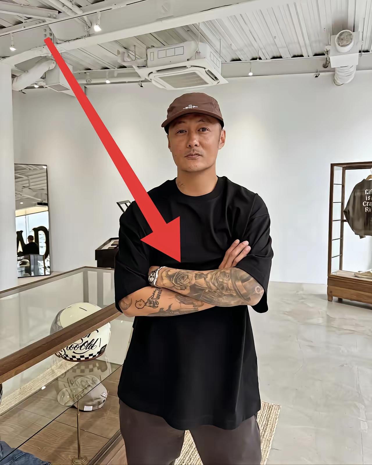 45岁的谢霆锋依旧帅气，44岁的余文乐却尽显老态，皮肤黝黑，身形发福，帅气不再，