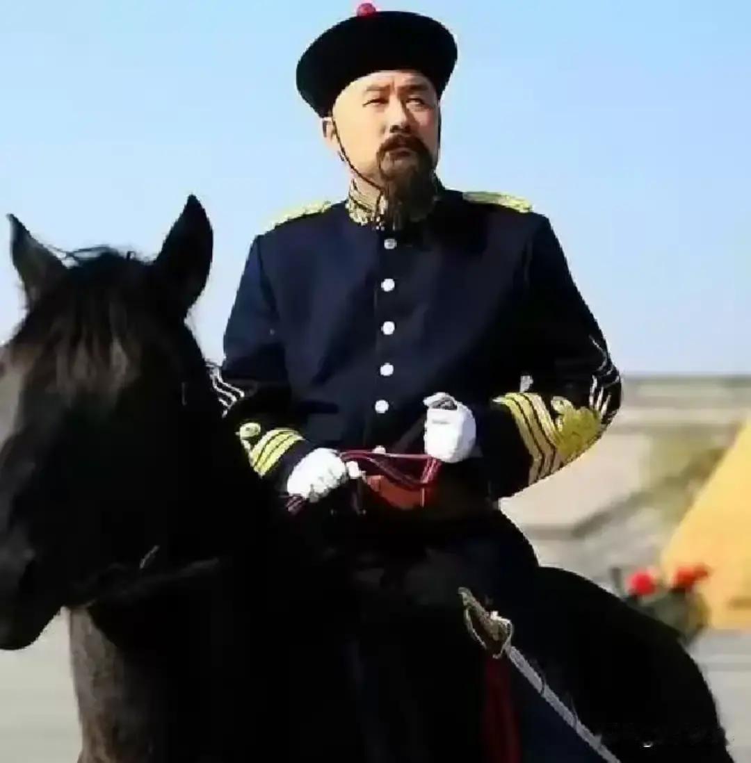 1901年，山东巡抚袁世凯回乡葬母，不料嫡兄袁世敦却穿了一身红衣现身，冷冷地说道：“你的母亲不能葬入
