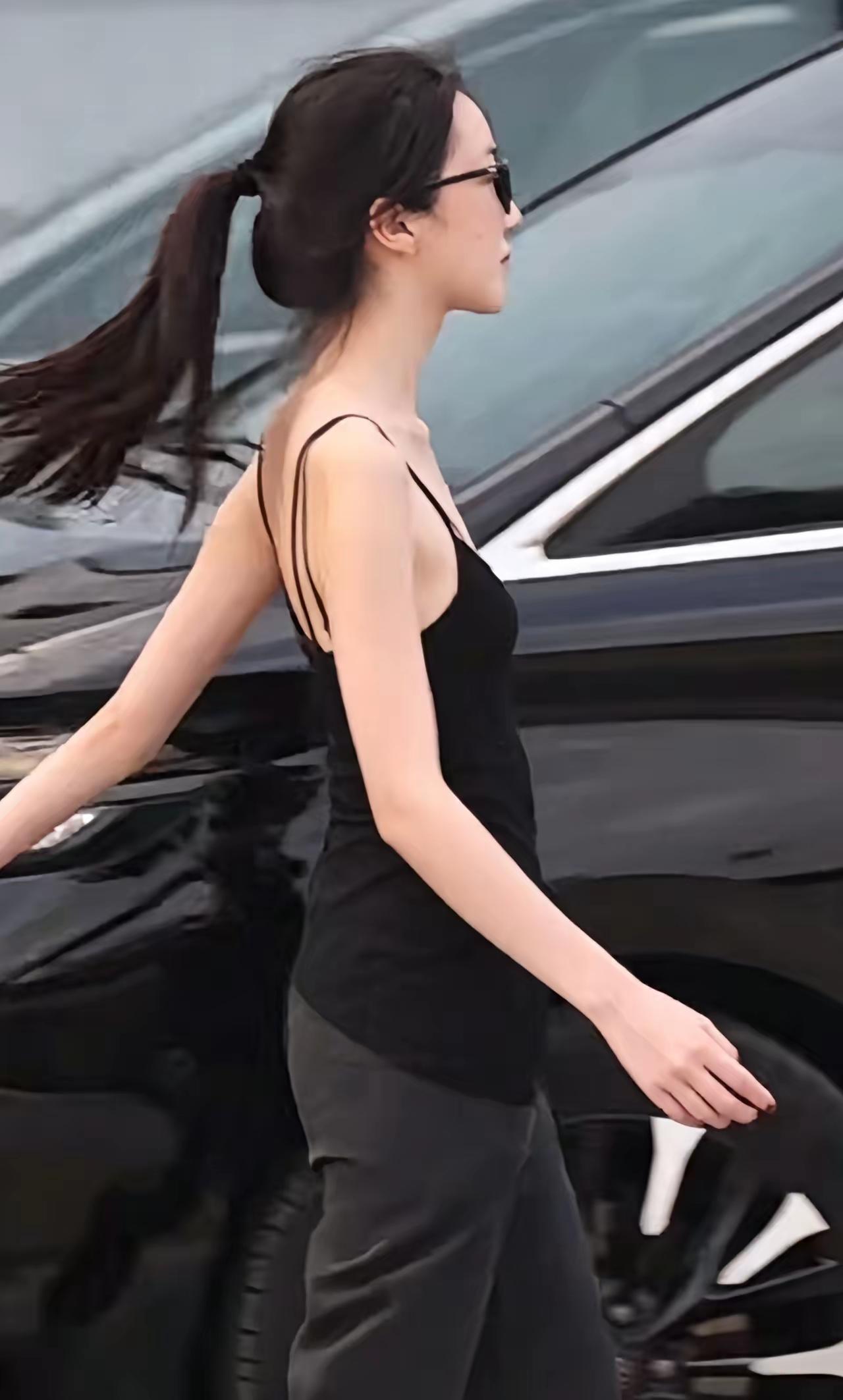 真是纳闷，王菲和李亚鹏都不缺钱，李嫣怎么吃的这么瘦，侧面看都皮包骨头了，1