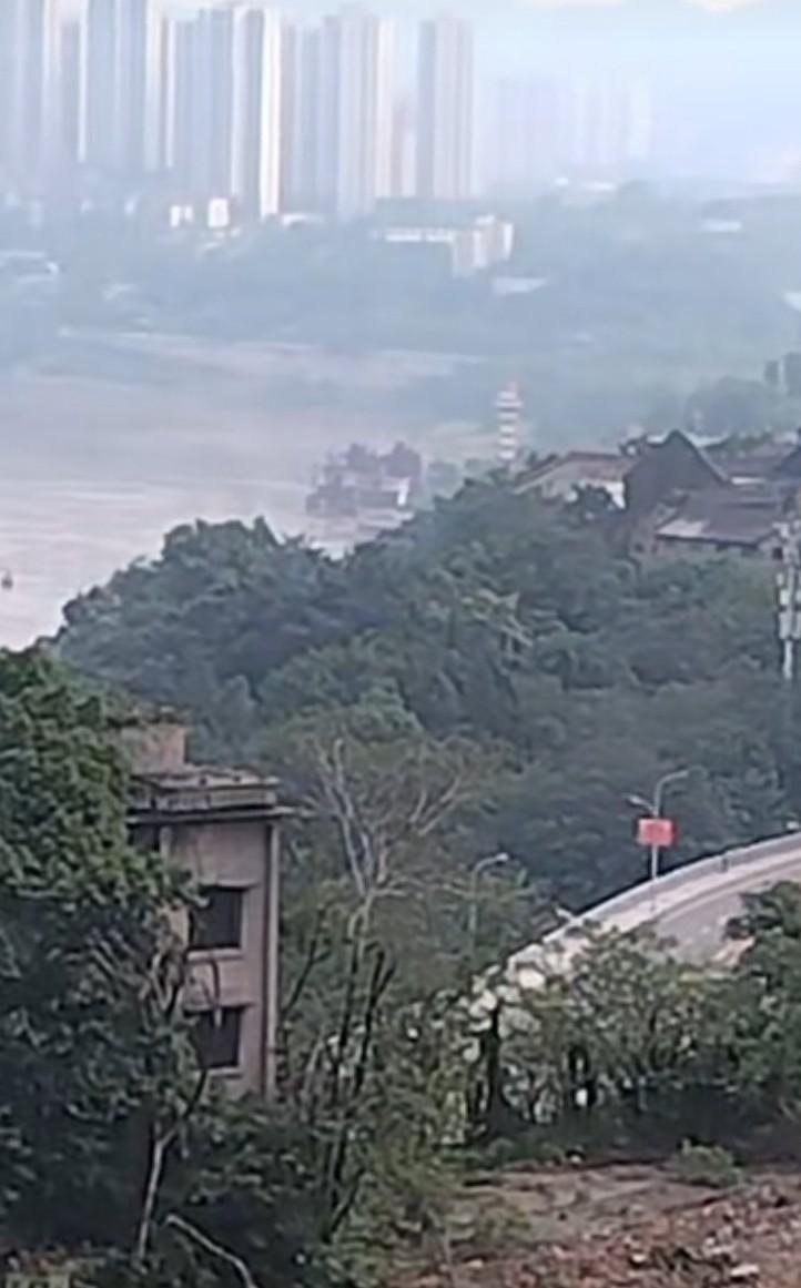重庆巴南区的李家沱水轮机厂，这回是动了真的哦！前几天才看见有挖掘机在清理杂物杂草