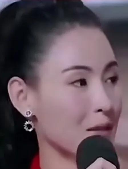 《她把等待过成了铠甲——张柏芝的告白里，藏着母亲最动人的模样》张柏芝的话里没有