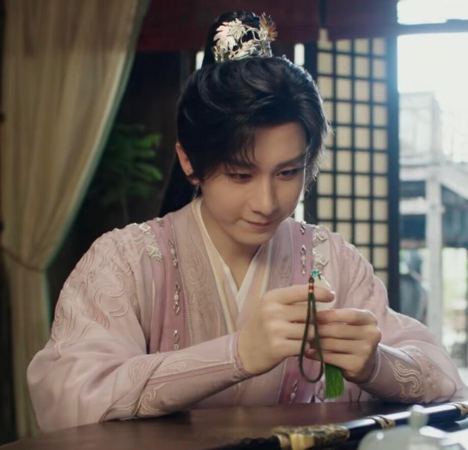 晃剑这里好神气，明明说果然是我写的可爱诙谐自然活人感配上明艳动人的衣服好爱成