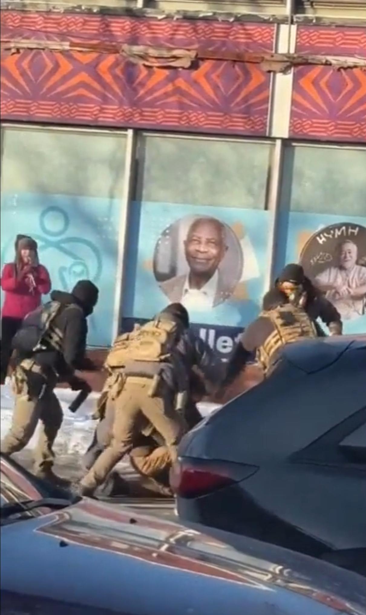 明尼阿波利斯最新枪击事件：视频显示受害者在枪击前协助倒地的旁观者周六在明尼阿波