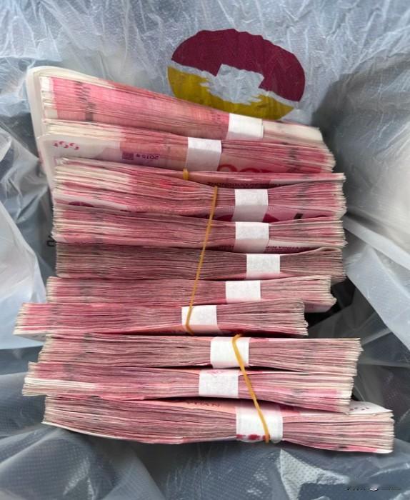 先说个扎心的事：今年头三个月，咱们普通老百姓的存款又猛增了7.68万亿。注意，这