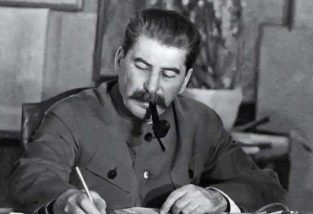 1950年12月2日，斯大林在克里姆林宫彻夜未眠，当他读完志愿军第9兵团长津湖战